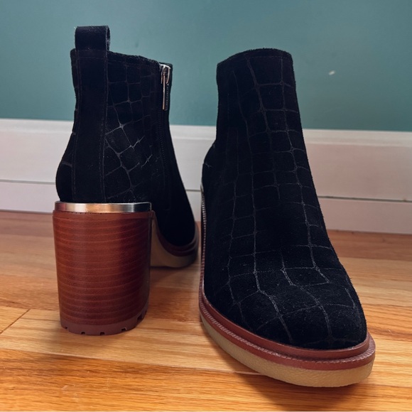 VINCE CAMUTO Black Suede Booties - Picture 1 of 6